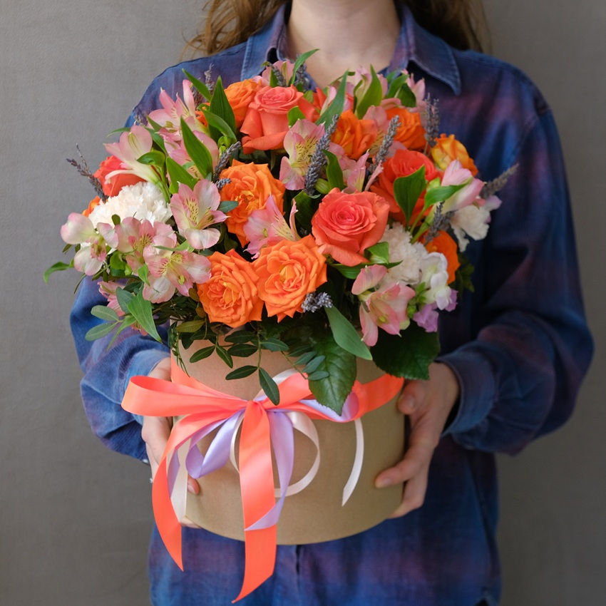 Яркие оранжевые розы и лаванда в коробочке "Пламенный закат"