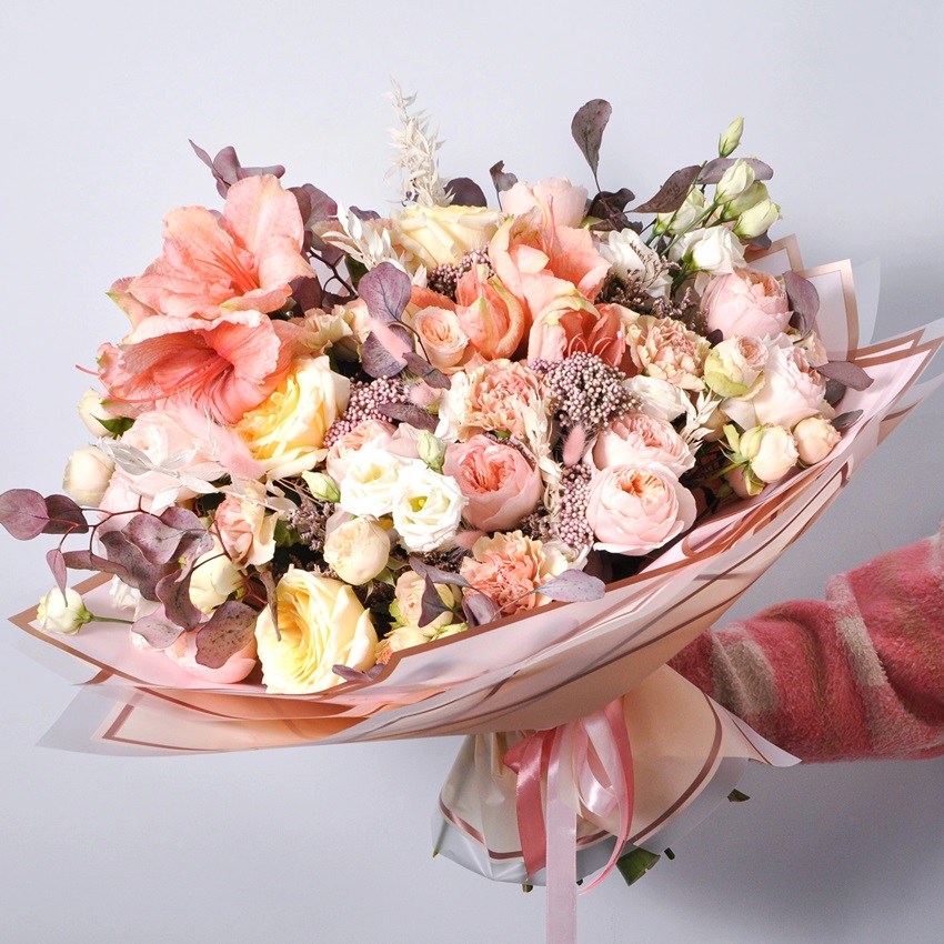 Амариллисы и пионовидные розы в букете «50 оттенков нежности»