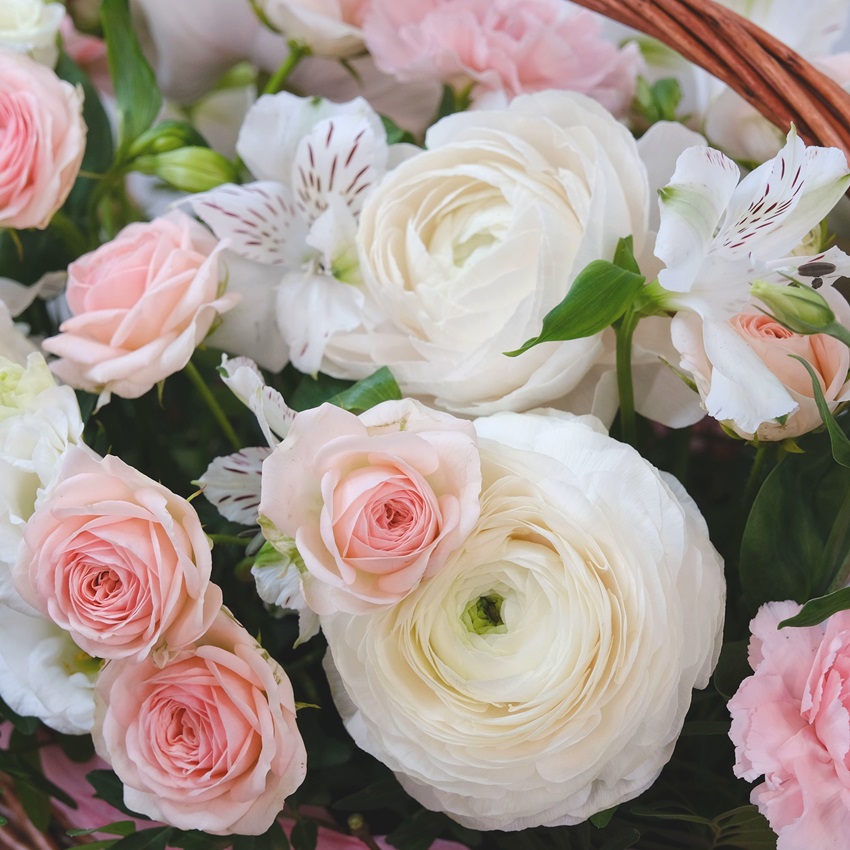 Ранункулюсы и кустовые розы в корзине "Белый сад"