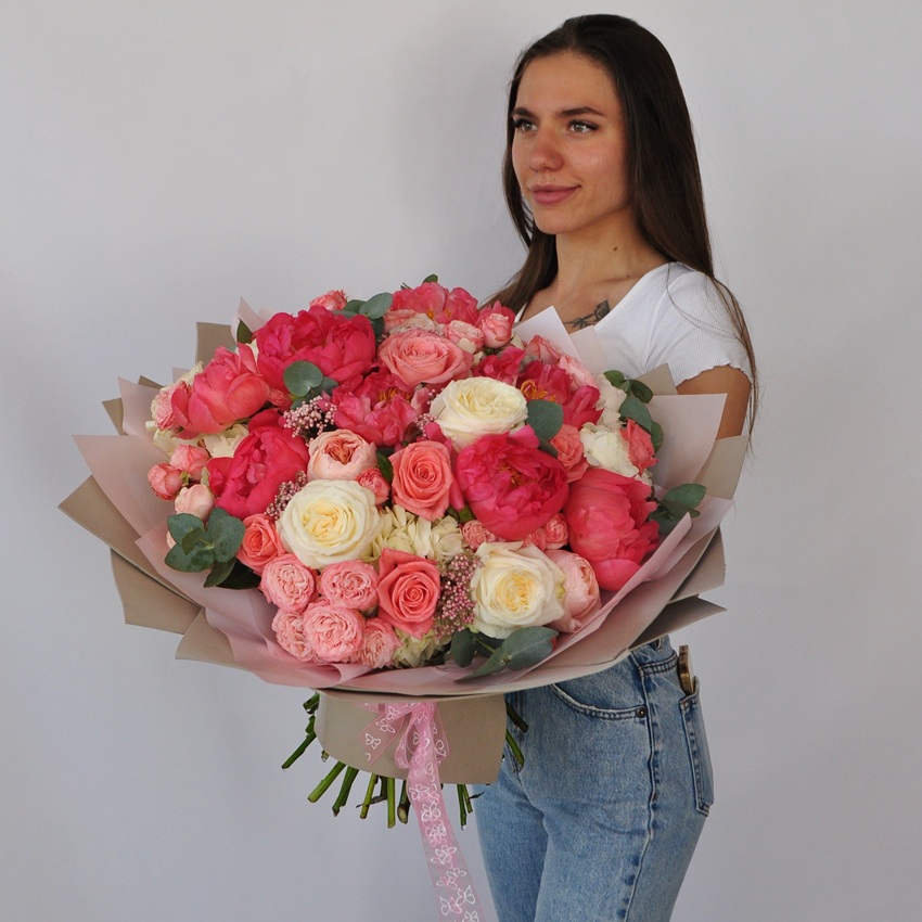 Коралловые пионы и гортензия в большом букете "Принцесса сердца"