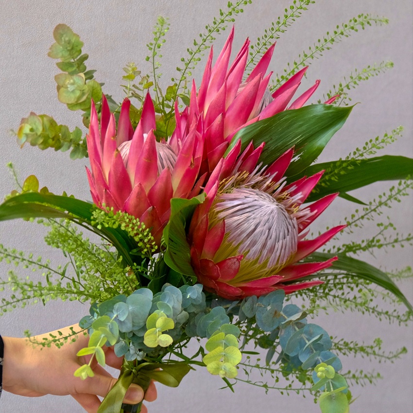 Протея в интерьерном букете "Королева пустыни"