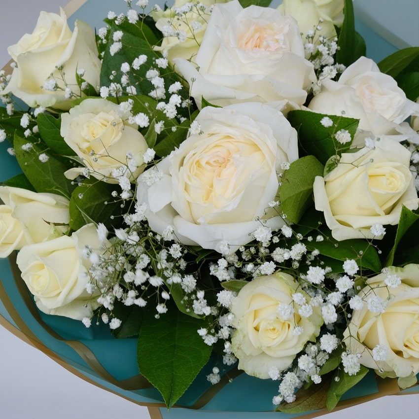 Ароматные белые розы в пышном букете с гипсофилой