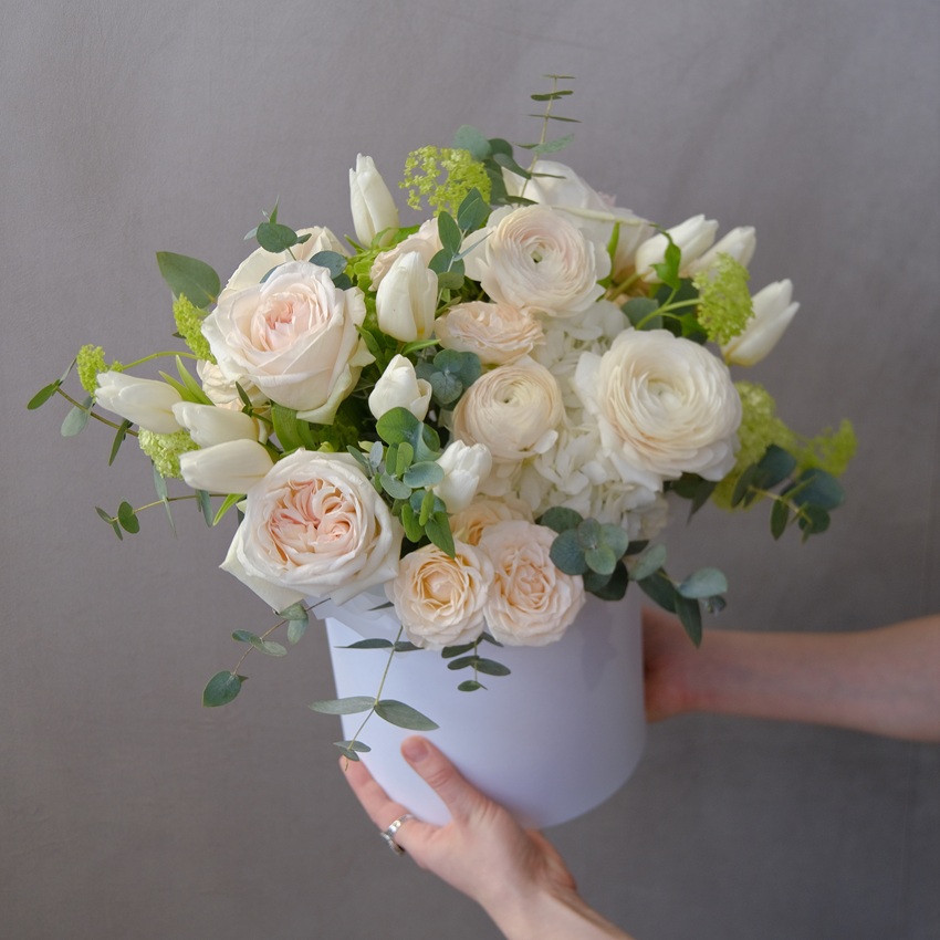 Ранункулюсы, белые тюльпаны и розы Охара в коробке с эвкалиптом