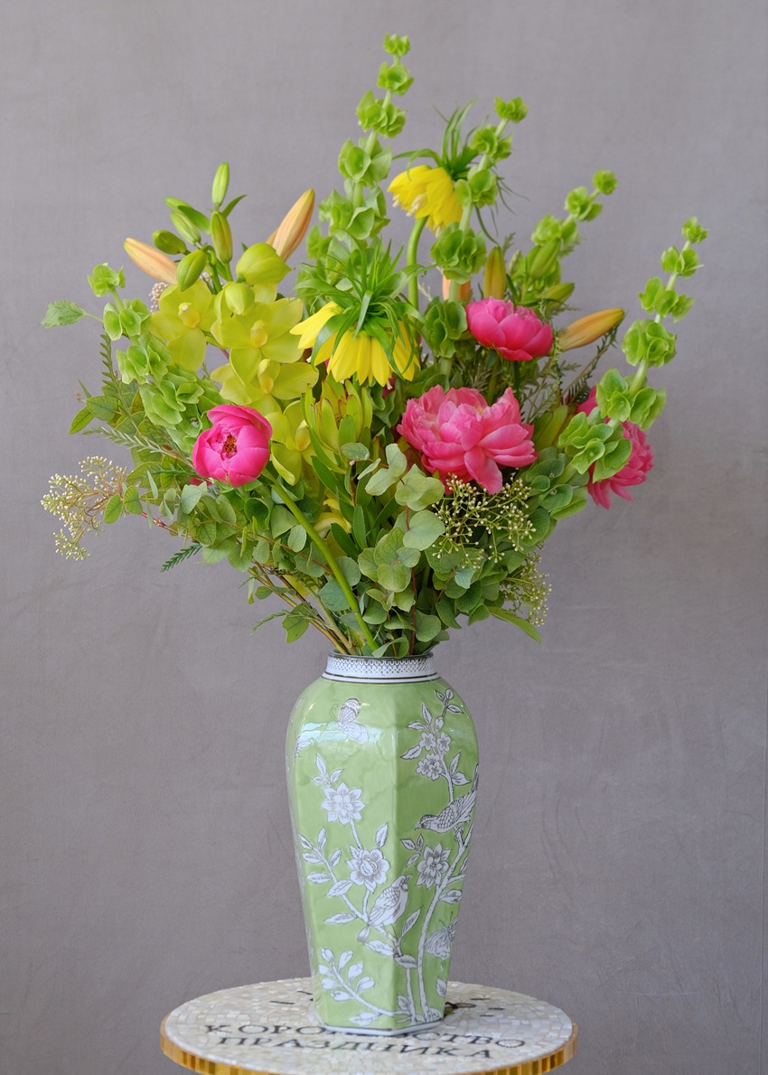 Букет в вазе. Фритиллярия, пионы и сочная зелень