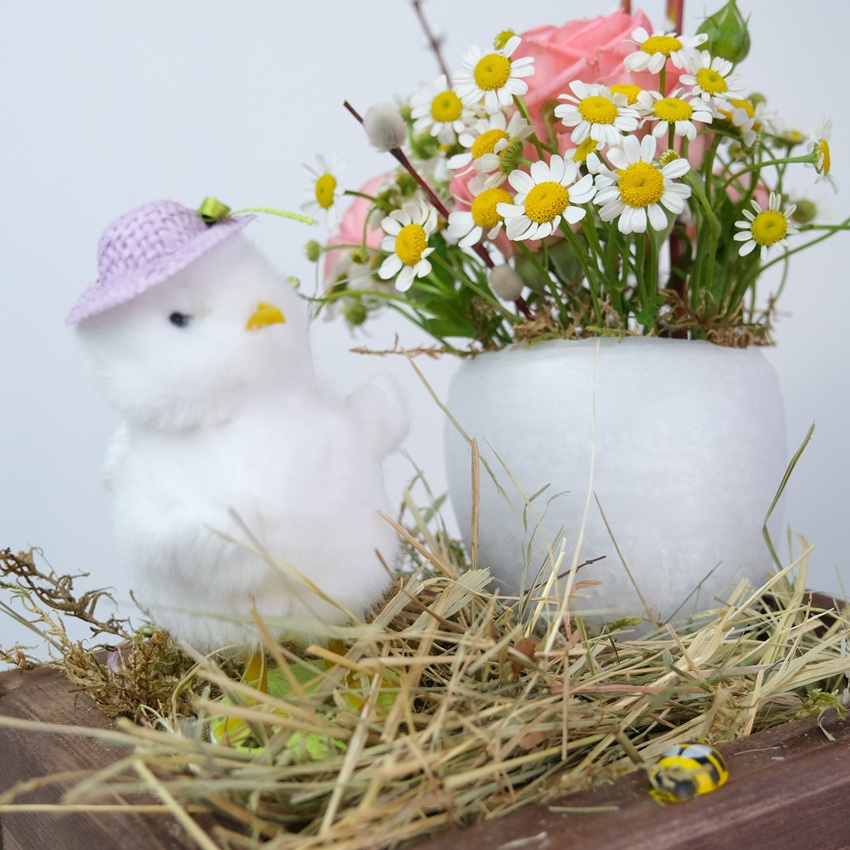 Композиция на пасху: яйцо с живыми цветами и сувениром "Цыплёнок"
