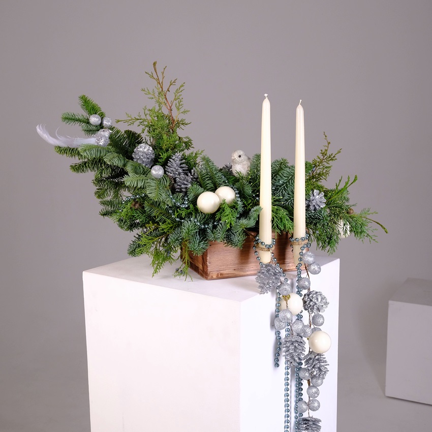 Новогодняя композиция из нобилиса с парящими свечами "Зимняя пташка"