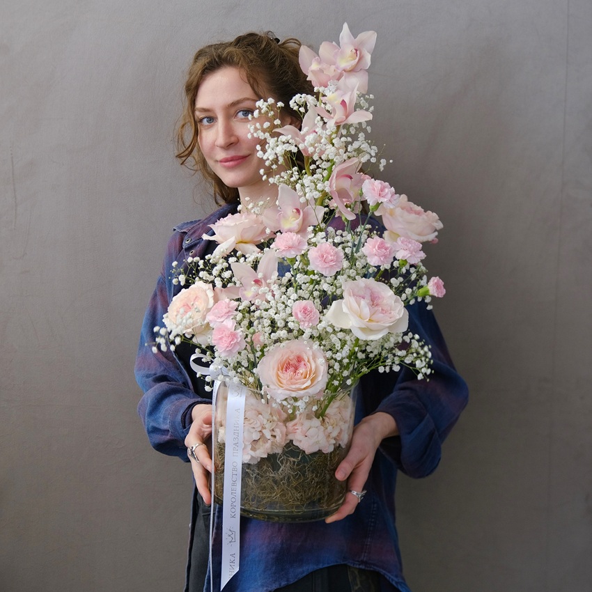 Розовая орхидея Цимбидиум и гипсофила в стеклянной вазе