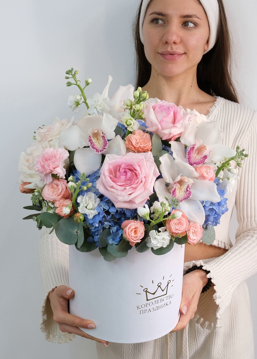 Голубая гортензия, орхидеи и розы в коробке "Мечта принцессы"
