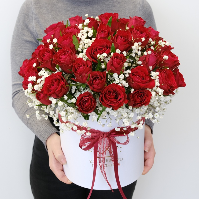 51 красная роза в коробочке с гипсофилой