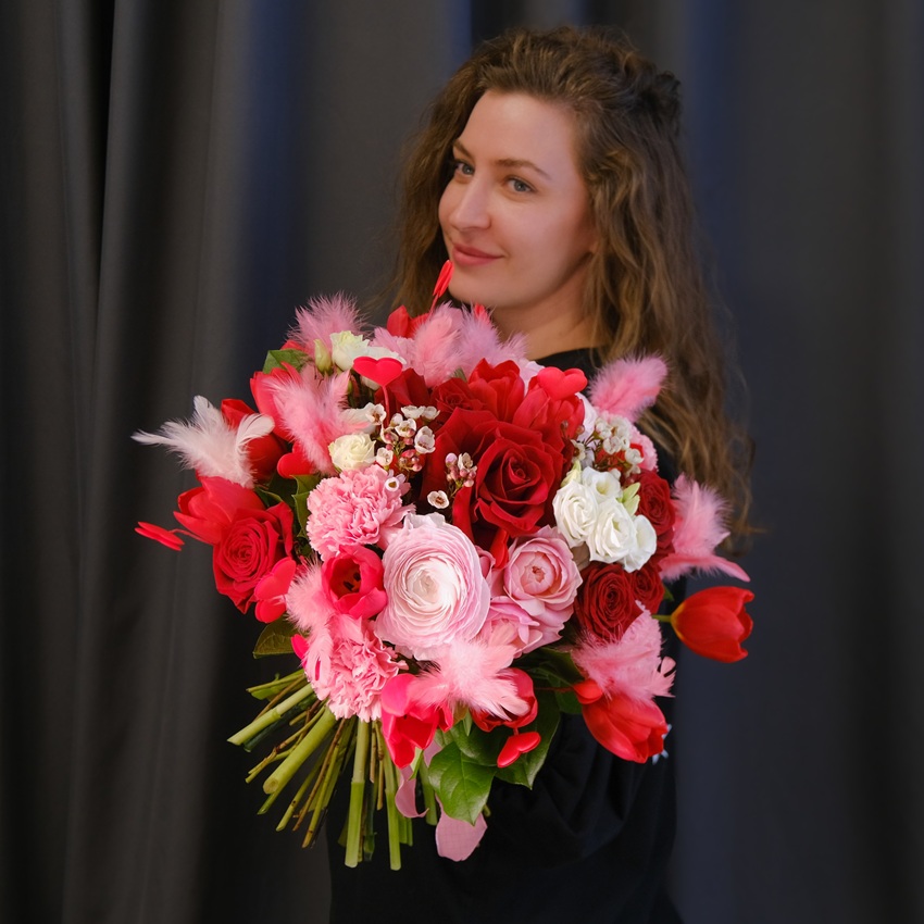 Ранункулюсы и тюльпаны в букете «Опасная красота»