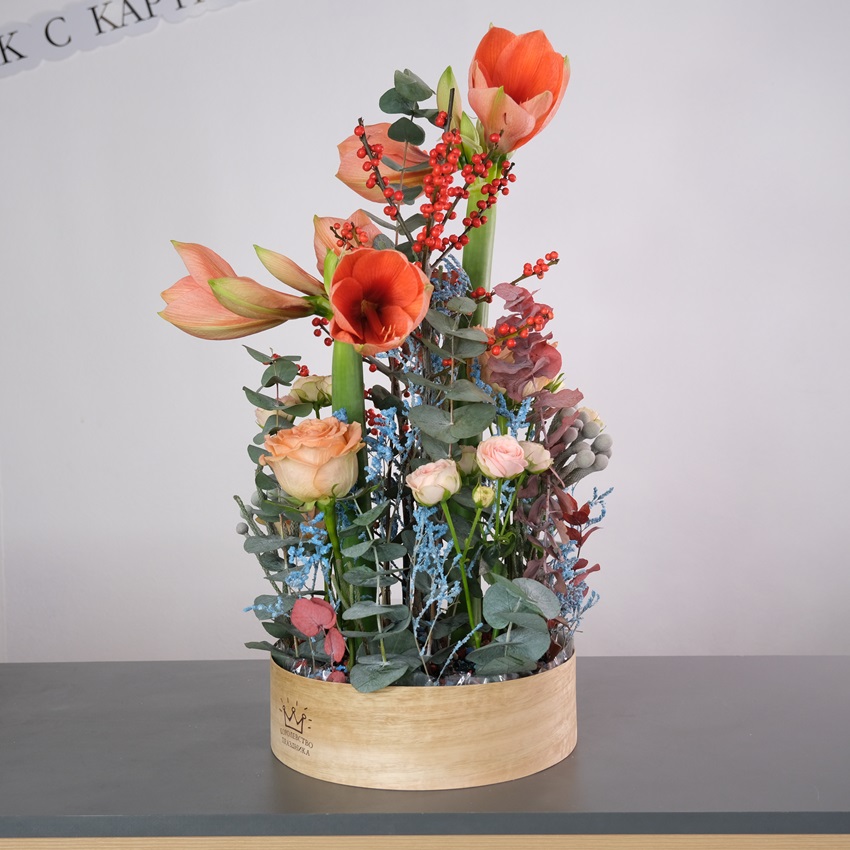 Персиковые амариллисы, илекс и розы в невероятной композиции