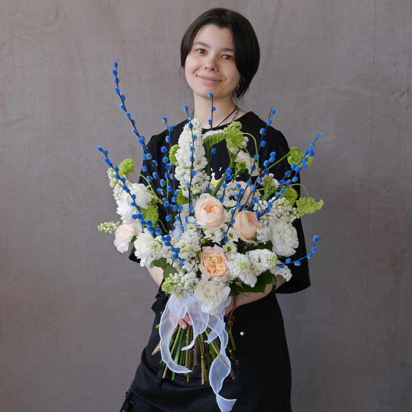 Букет на Пасху: голубая верба, ранункулюсы, сирень и розы 