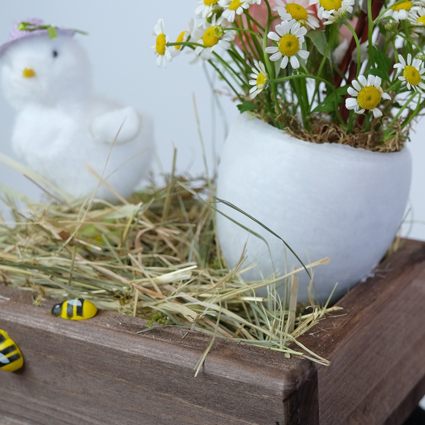 Композиция на пасху: яйцо с живыми цветами и сувениром "Цыплёнок"