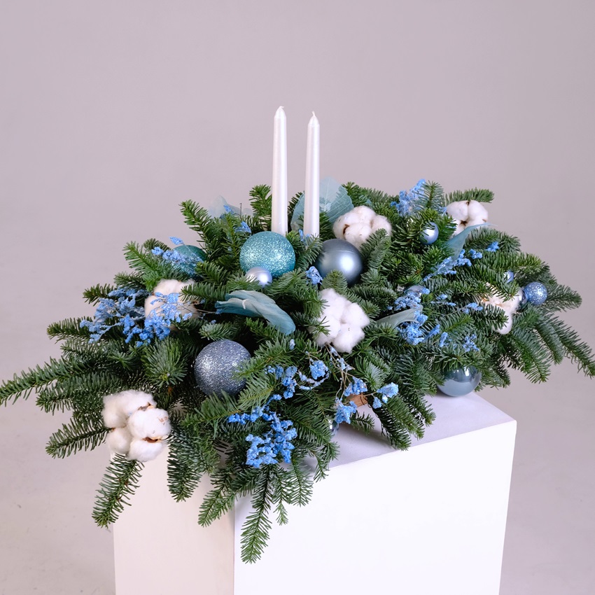 Шикарная новогодняя композиция из нобилиса со свечами "Frost Kiss"