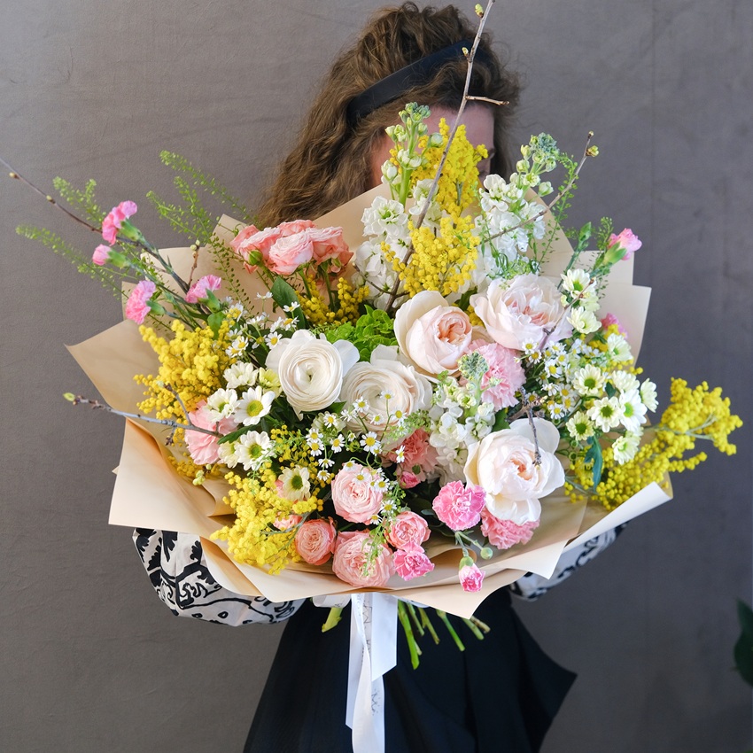 Мимоза, ранункулюсы и розы в букете "Весенняя роскошь"
