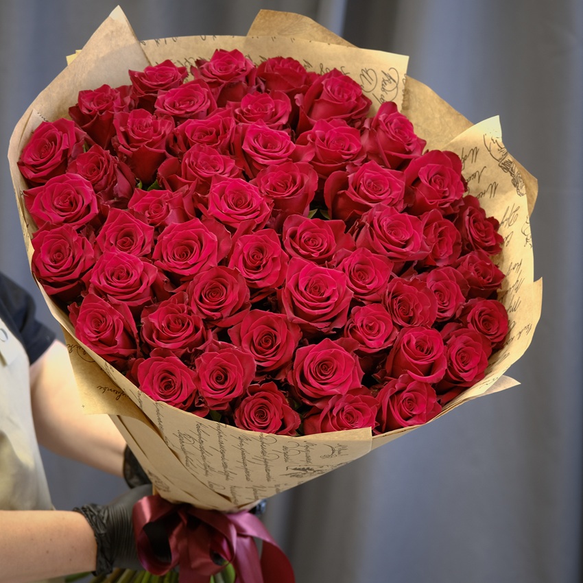 Монобукет розы Эквадор красные 90 см, 49 штук с вазой в подарок!