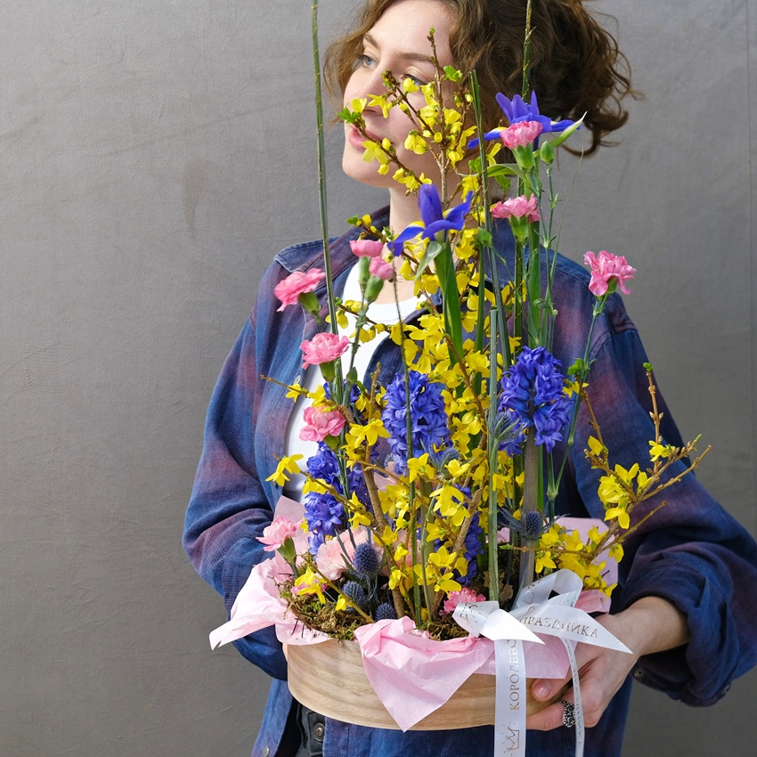 Гиацинты, ветки форзиции и ирисы в композиции в кашпо "Цветные сны"