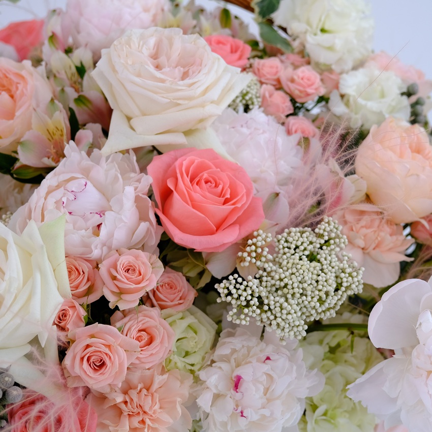 Белые пионы и розы в большой корзине "Океан Любви"