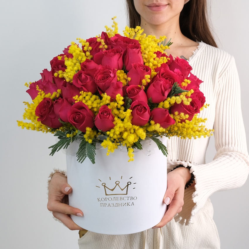 51 роза в коробке с итальянской мимозой "Солнечный восторг"