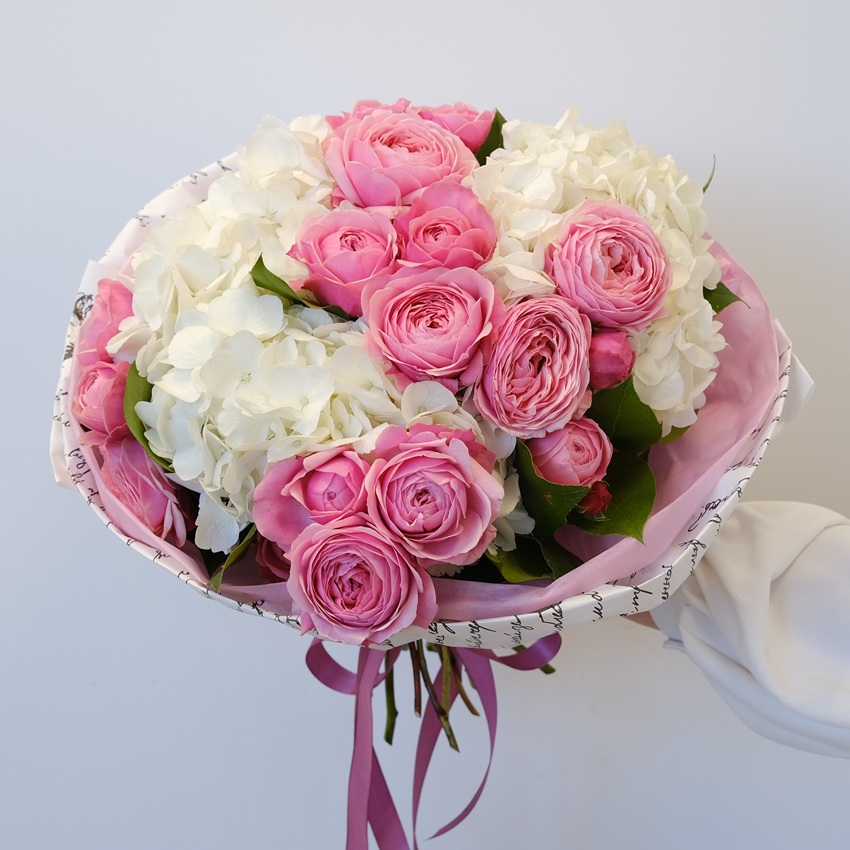 Пионовидные кустовые розы и гортензия в воздушном букете "Романтика в белом"