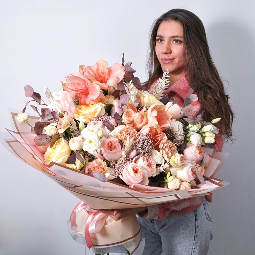 Амариллисы и пионовидные розы в букете «50 оттенков нежности»