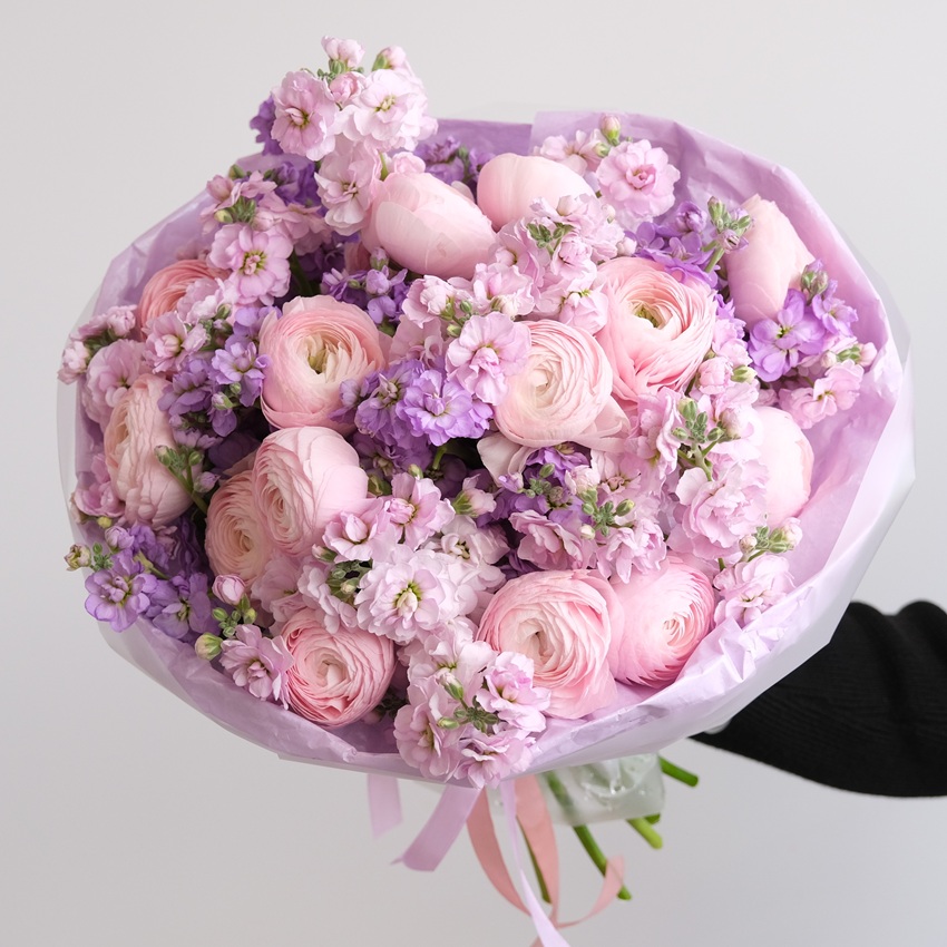 Ранункулюсы и ароматная маттиола в букете "Магия Весны"