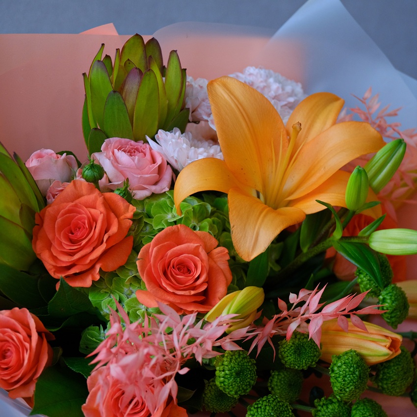 Лилия и пламенные розы в ярком букете