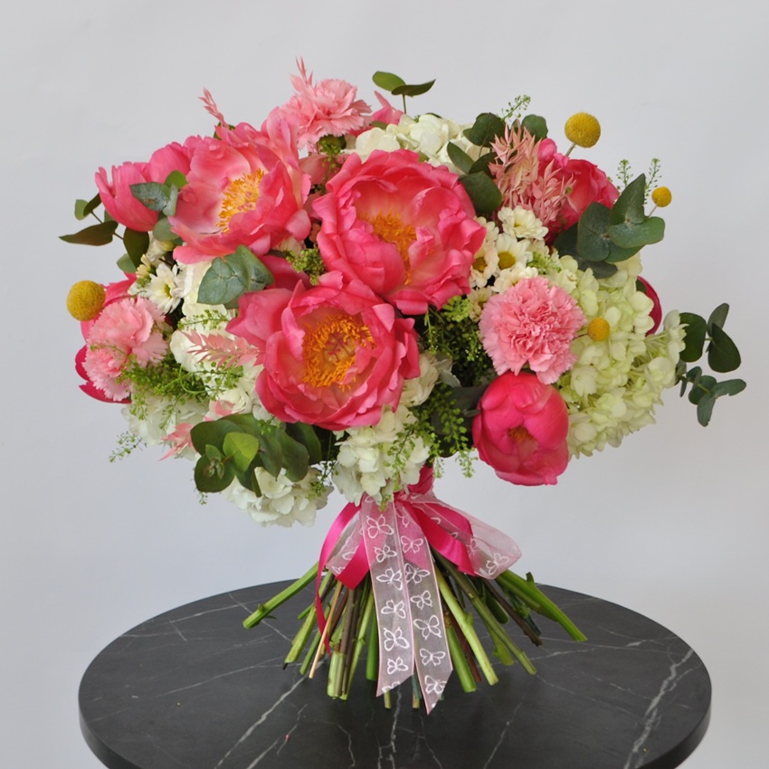 Коралловые пионы и гортензия в большом букете "Шарм"