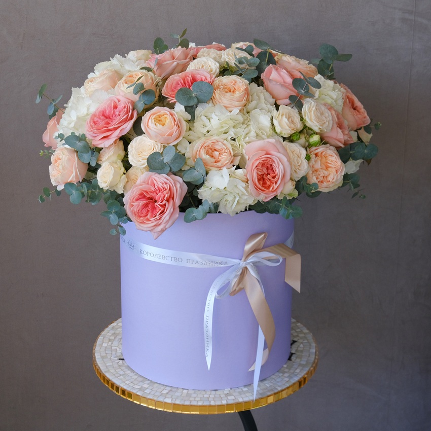 Гортензия и пионовидные розы Джульетта в большой коробке "Акварельные облака"