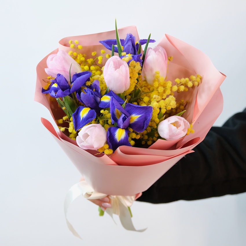 Букет с тюльпанами, ирисами и мимозой. Корпоративные подарки на 8 марта. Цена от 10 шт.