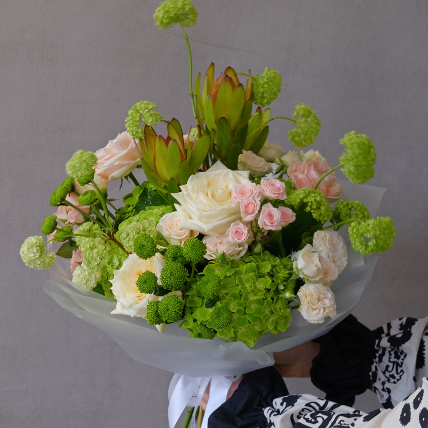 Зелёная гортензия, розы и сочный вибурнум в авторском букете "Зелёный сад"