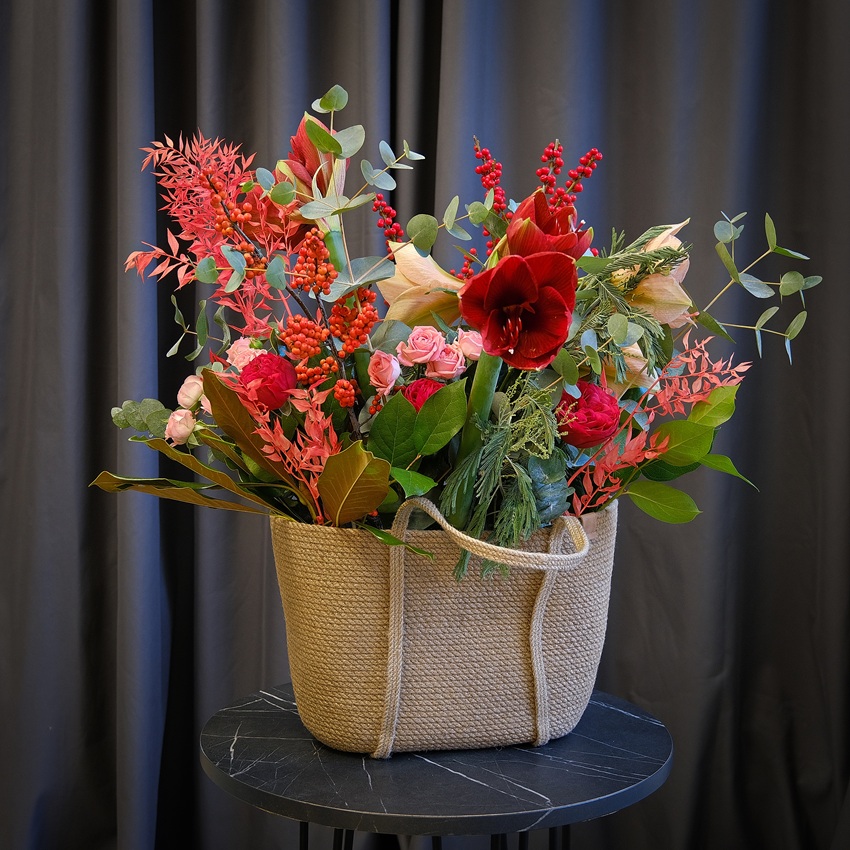 Композиция в сумке: сезонные амариллисы и пионовидные розы