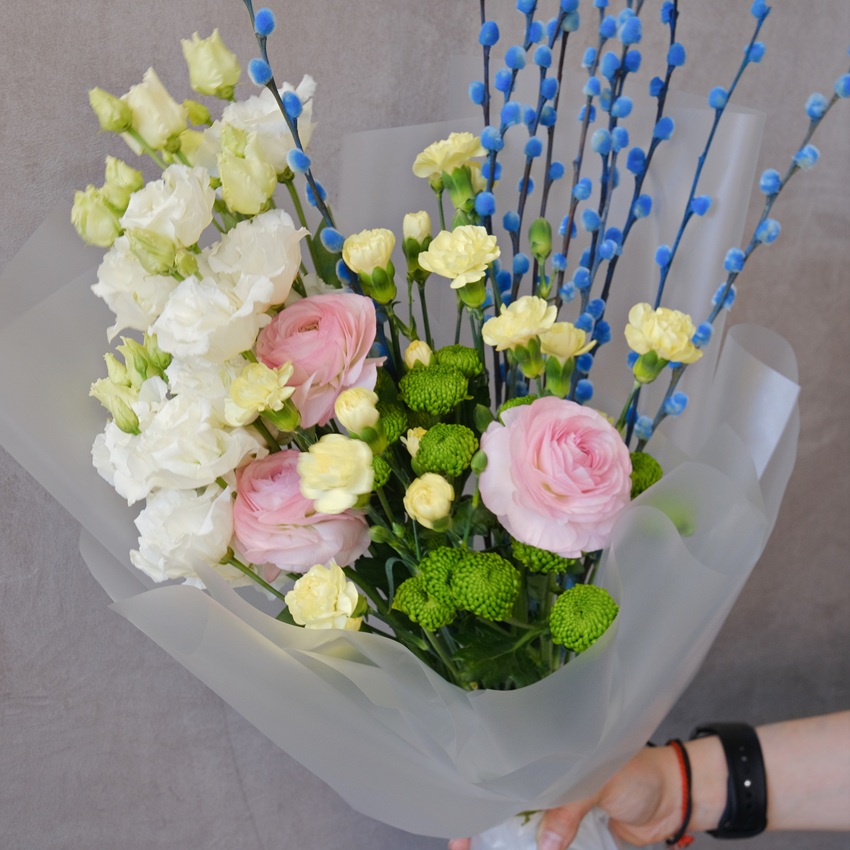 Букет на Пасху: голубая верба, эустома и ранункулюсы