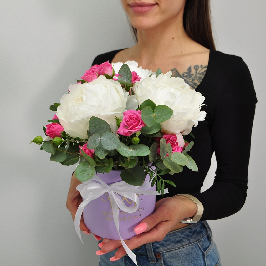 Белые пионы и кустовые розы в коробочке