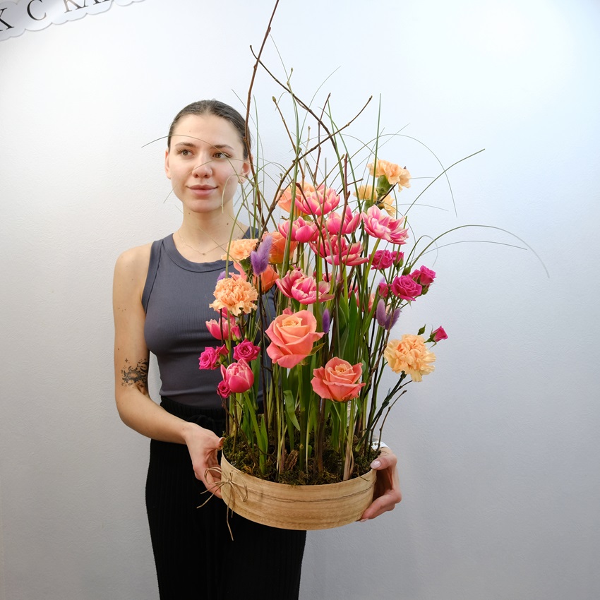 Тюльпаны и розы в композиции "Дом лесной феи"