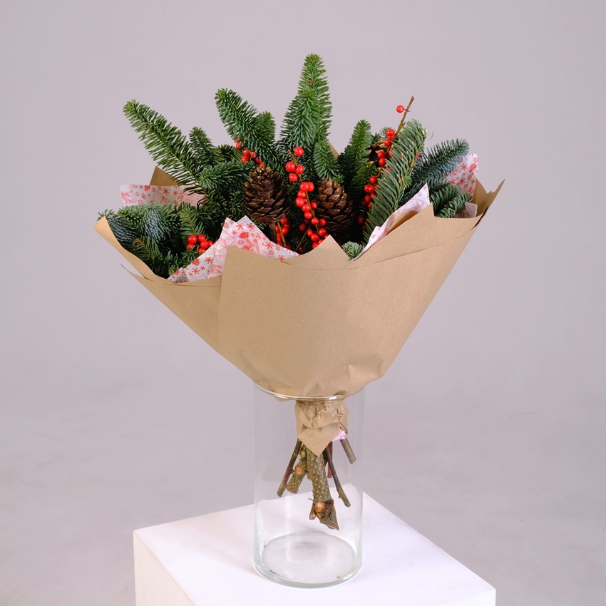 Нобилис, илекс и шишки в букете "Зимний минимализм"