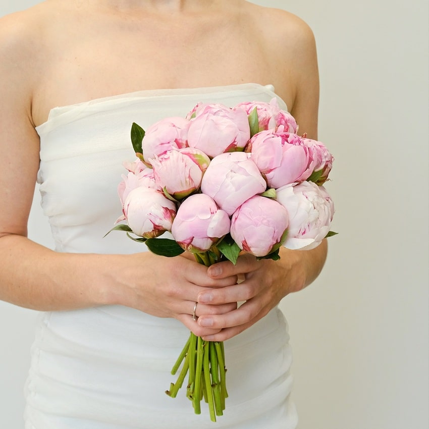 Букет невесты с розовыми пионами "Сара Бернар"