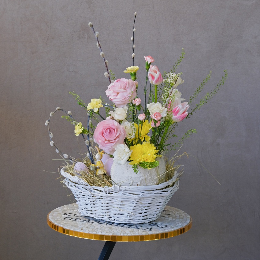 Букет на пасху в корзине с живыми цветами в яйце ручной работы