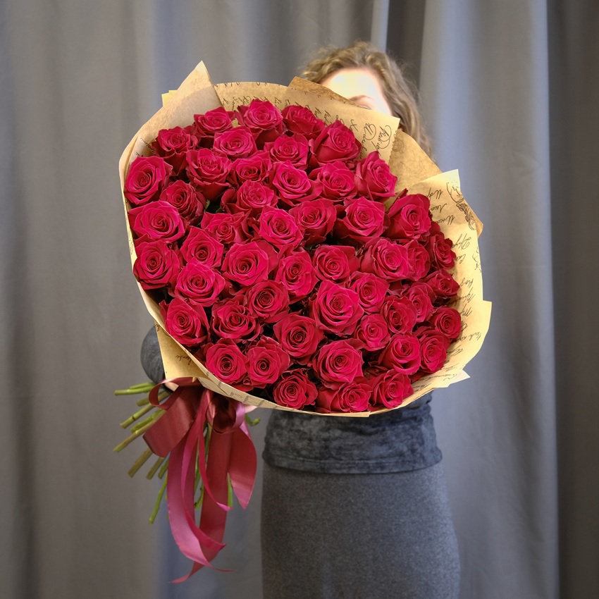 Монобукет розы Эквадор красные 90 см, 49 штук с вазой в подарок!