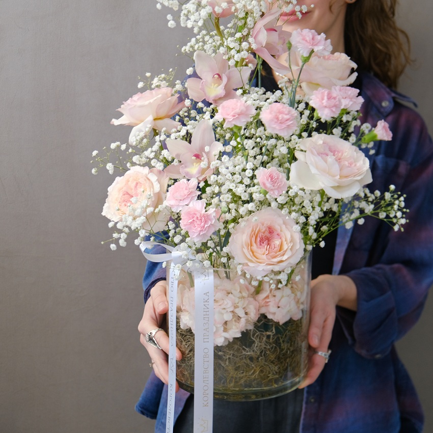 Розовая орхидея Цимбидиум и гипсофила в стеклянной вазе