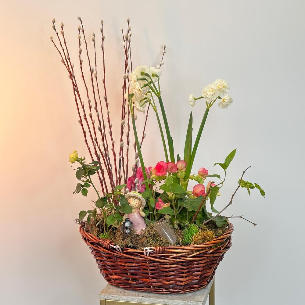 Бегония, цикламен, нарциссы, сувенир Девочка и веточки вербы в подарочной корзине на Пасху