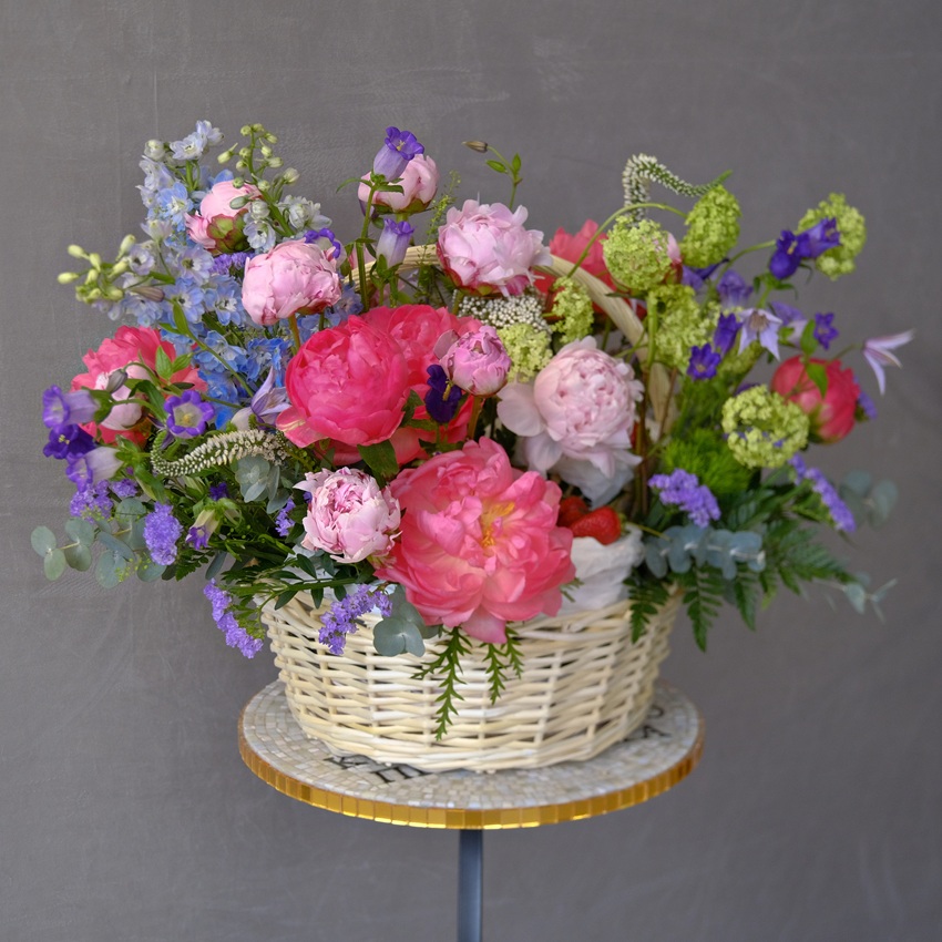 Коралловые и розовые ароматные пионы в летней корзине "Клубничное лето"