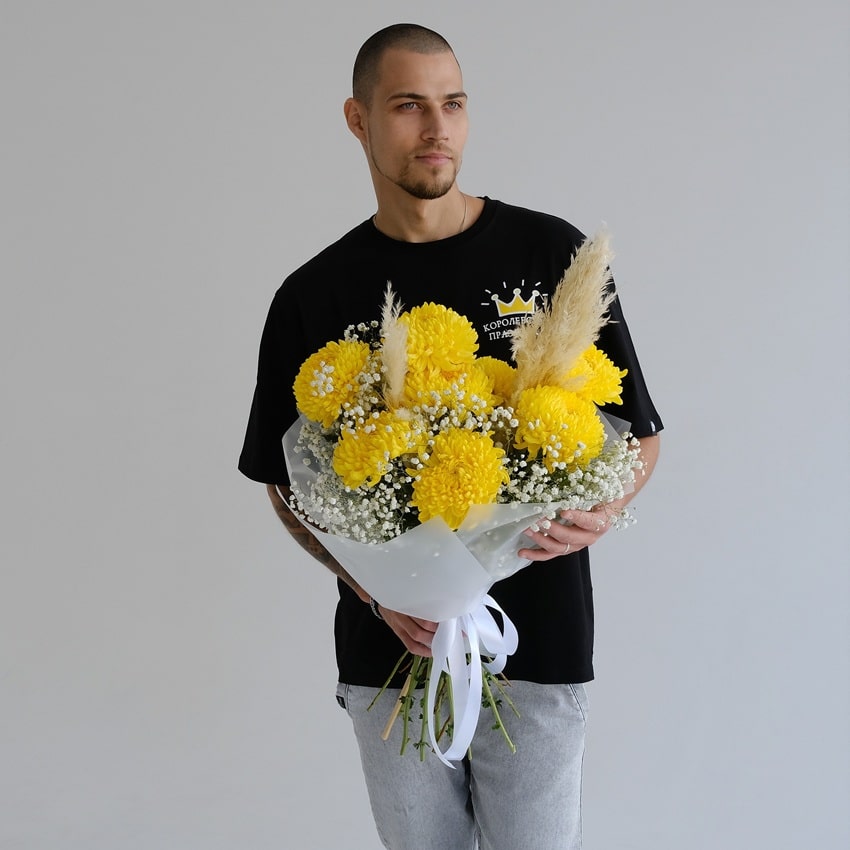 Жёлтые хризантемы и кортадерия в букете "Осенний привет"