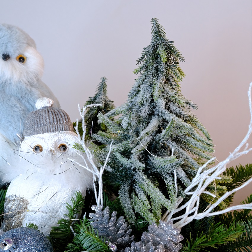 Новогодняя композиция из нобилиса с декором и сувенирами «Совиные сны»