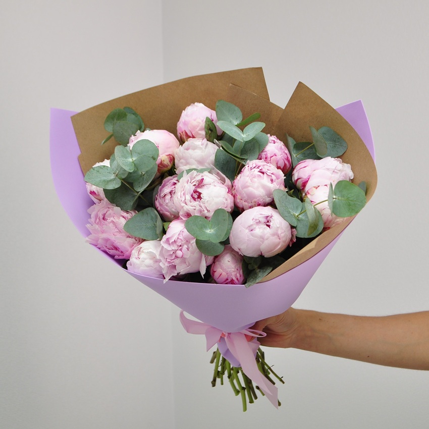 Пионы Сара Бернар, 15 штучек с эвкалиптом