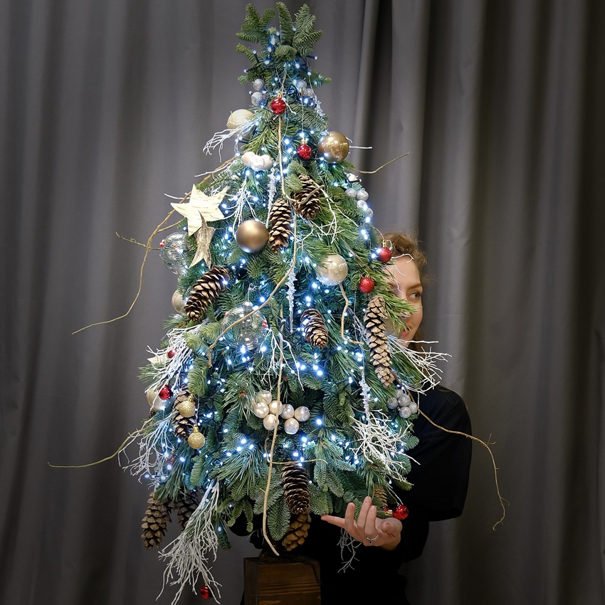 Ёлка из нобилиса и сосны в деревянном ящичке с декором, 120 см