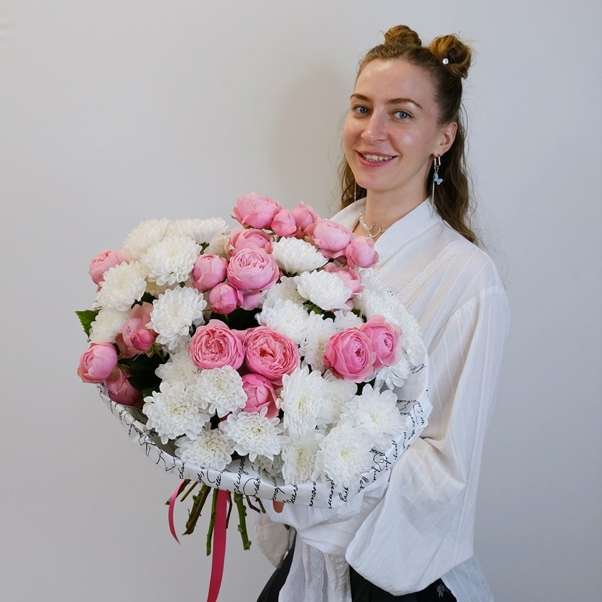 Кустовые пионовидные розы и хризантемы в букете "Моему ангелу"