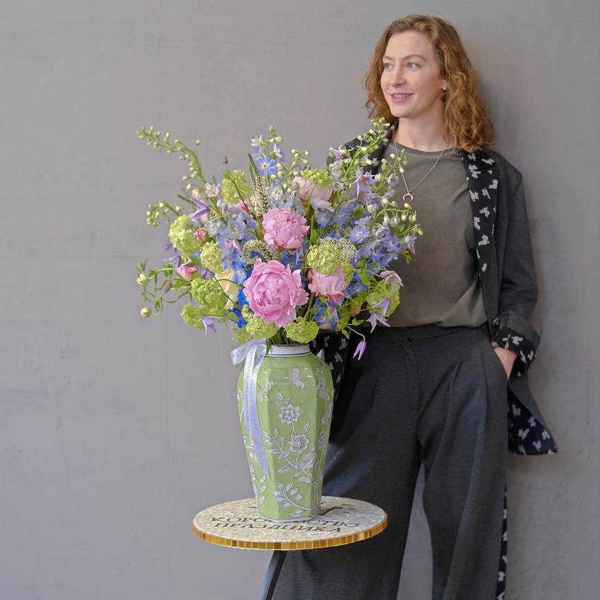 Букет в вазе от шеф-Флориста. Пионы Сара Бернар и голубой дельфиниум "Под небом голубым"