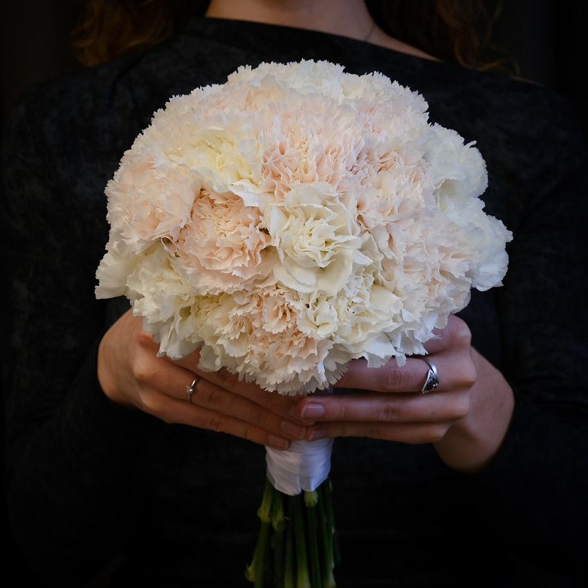 Букеты невесты из нежных гвоздик "Флер д Элеганс"