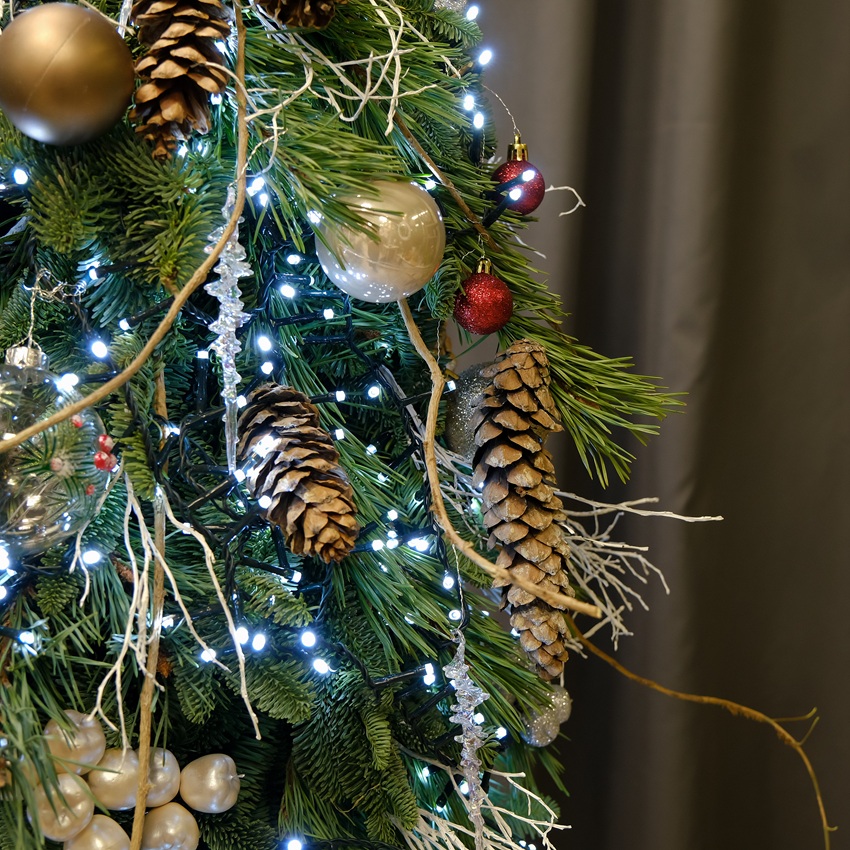 Ёлка из нобилиса и сосны в деревянном ящичке с декором, 120 см